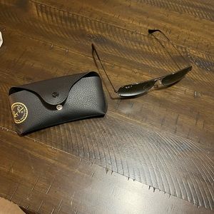 Black polarized Ray-ban aviators